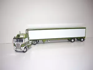 DCP PRIMERA MARCHA 1/64 VERDE Y BLANCO KENWORTH K100 COE CON CAMA Y FURGONETA FRIGORÍFICA BLANCA - Imagen 1 de 11