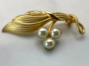 Vintage Celart Small 1.5 Inch 12k Gold Filled Leaf Brooch with Pearl Flower - Bild 1 von 5