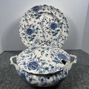 Mesa para servir Johnson Brothers Rose Chintz azul con tapa y plato para picar de 12" - Imagen 1 de 17