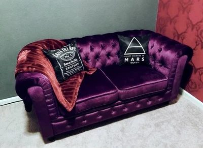 Loveseat Chesterfield clásico de terciopelo acolchado con brazo de desplazamiento Foto 1 de 4