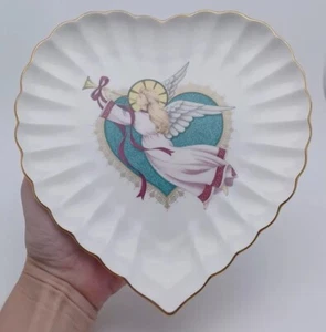 "Plato de ángel festoneado en forma de corazón Noel by Mikasa 8"" excelente estado usado" - Imagen 1 de 6