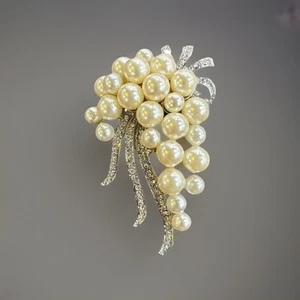 JEWELRY BROOCH WEDDING BOUQUET BEAUTIFUL Silver Tone Costume Faux Pearls NEW - Picture 1 of 3