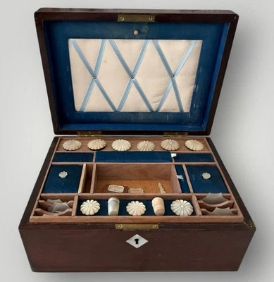 CAJA DE COSTURA DE PALO DE ROSA 1846 con MADRE PERLA Y CONTENIDO DE F. L. HAUSBURG ¡BONITA!! Foto 1 de 4