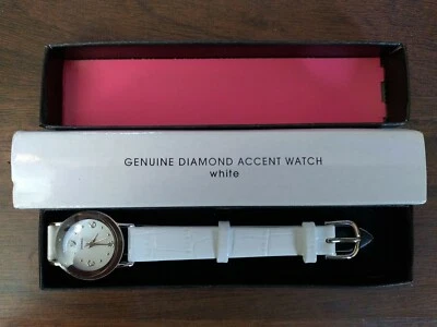 Elegante reloj para mujer con detalles de diamantes - correa de cuero sintético blanco - listo para regalo Foto 1 de 4