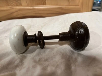 Antiguo juego de perillas de puerta victorianas de porcelana blanca y metal vintage Foto 1 de 3