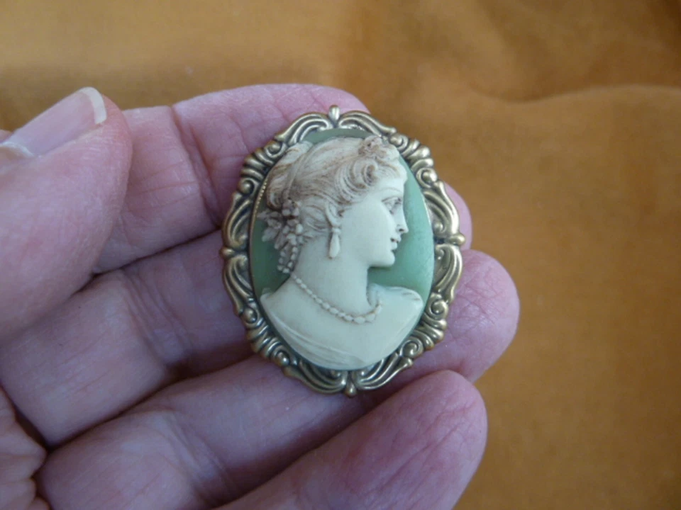 (CS6-9) MUJER Pelo Verde + Blanco CAMEO Ovalado Pin Broche COLGANTE Collar Foto 1 de 1