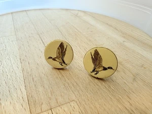 Vintage Barlow Manschettenknöpfe Fliegende Enten goldfarben Metallimitat Scrimshaw - Bild 1 von 2