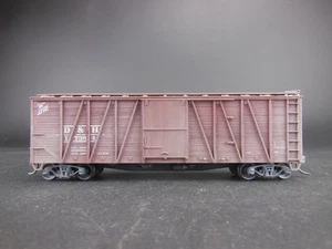 HO SCALE WEATHRED D&H 17384 DELAWARE & HUDSON OUTSIDE BRADED 40' BOX CAR - Picture 1 of 4