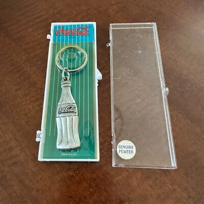 Винтажный брелок 1995 сделано в США COCA-COLA подлинный оловянная бутылка кока-колы в форме 4 дюйма  - Изображение 1 из 4