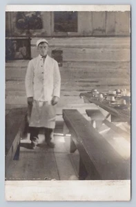 Postkarte RPPC Foto Mann Mess Hall Koch Server? Posing - Bild 1 von 2