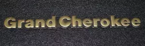 Jeep Grand Cherokee 1993-98 guardabarros dorado emblema insignia logotipo símbolo placa de nombre - Imagen 1 de 2