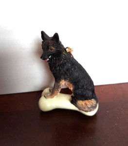 Ornament "Deutscher Schäferhund sitzend auf Knochen" von Kurt Adler  - Bild 1 von 7