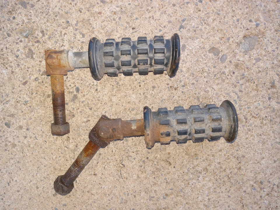 Clavijas de pie traseras de pasajero KAWASAKI KT250 KT 250 de colección TRIALS Mach 3 Kh G5 F9 Foto 1 de 1