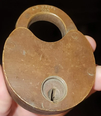 NICE ANTIQUE VINTAGE A.E. DIETZ #262 BRASS PADLOCK LOCK NO KEY Cover