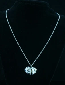 Tiffany & Co. Collier pendentif fantaisie nœud en argent sterling 18 pouces - Photo 1/4