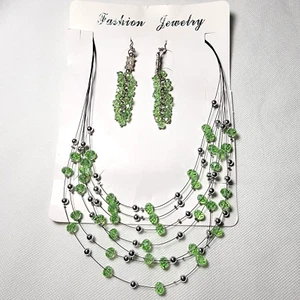 Collar Flotante de Cuentas Facetadas Verdes Brillante Brillante Pendientes Colgantes a Juego NUEVO - Imagen 1 de 10