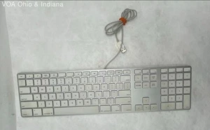 Genuine Apple Model: A1243 USB Wired Keyboard with 2 USB Ports Works - Picture 1 of 6