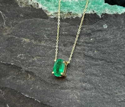 Ожерелье с подвеской в виде капли натурального зеленого изумруда овальной огранки 1 карат чистое желтое золото 10 карат - Изображение 1 из 4