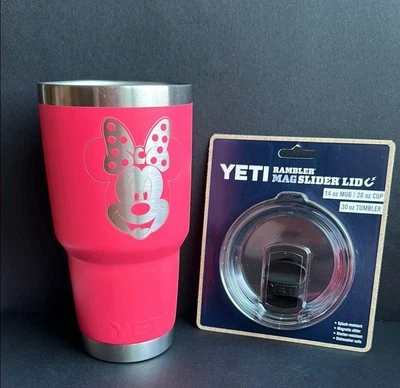 Copo YETI Minnie Mouse personalizado rosa tropical 30 oz NOVO Mag tampa deslizante em excelente estado usado  - Imagem 1 de 4