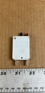 Disyuntor E-T-A 8A, 28V, 127-P10-H-KF - Imagen 1 de 5