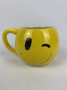 70’s Retro Smiley/Wink Face Yellow Planter Mug - Picture 1 of 10