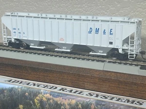 DAKOTA MINNESOTA & EASTERN - DM&E RIB SIDE 4750cu 3 BAY HOPPER CAR HO Scale NEW - Picture 1 of 11