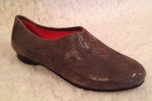 NIB $225 M MACCARI Bryce TAUPE Viper Print SUEDE Flats Shoes Womens 39 8.5 - 9 M - Picture 1 of 6