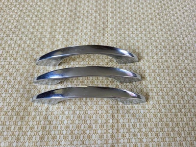 3 винтажных хромированных дверных ручки ящика шкафа с креплением на отверстие 2 3/4 дюйма, длина 4 1/4 дюйма - Изображение 1 из 4