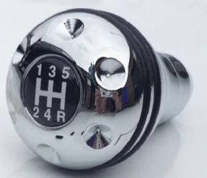 Universale 5 Velocità Cromo Cambio Marce Pomello Per Tutti Non-Lift Reverse Auto - Picture 1 of 5
