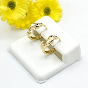 Pendientes de aro continuo de delfín enchapados en oro de 14K. Oro Laminado - Imagen 1 de 5