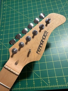 Fernandes Retrorocket Strat Style Collo per chitarra elettrica con accordatori acero 22 tasti - Foto 1 di 13
