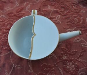 Ancienne tasse de malade en porcelaine blanche rehaussée de filets or XIXéme