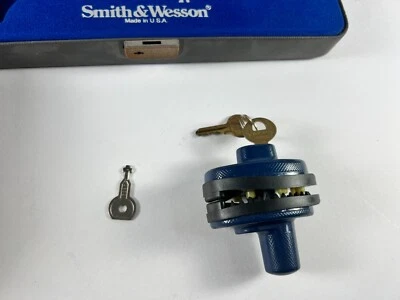 Smith & Wesson – AirLite Titanium – Padded Case with Lock & Key - Image 1 of 4