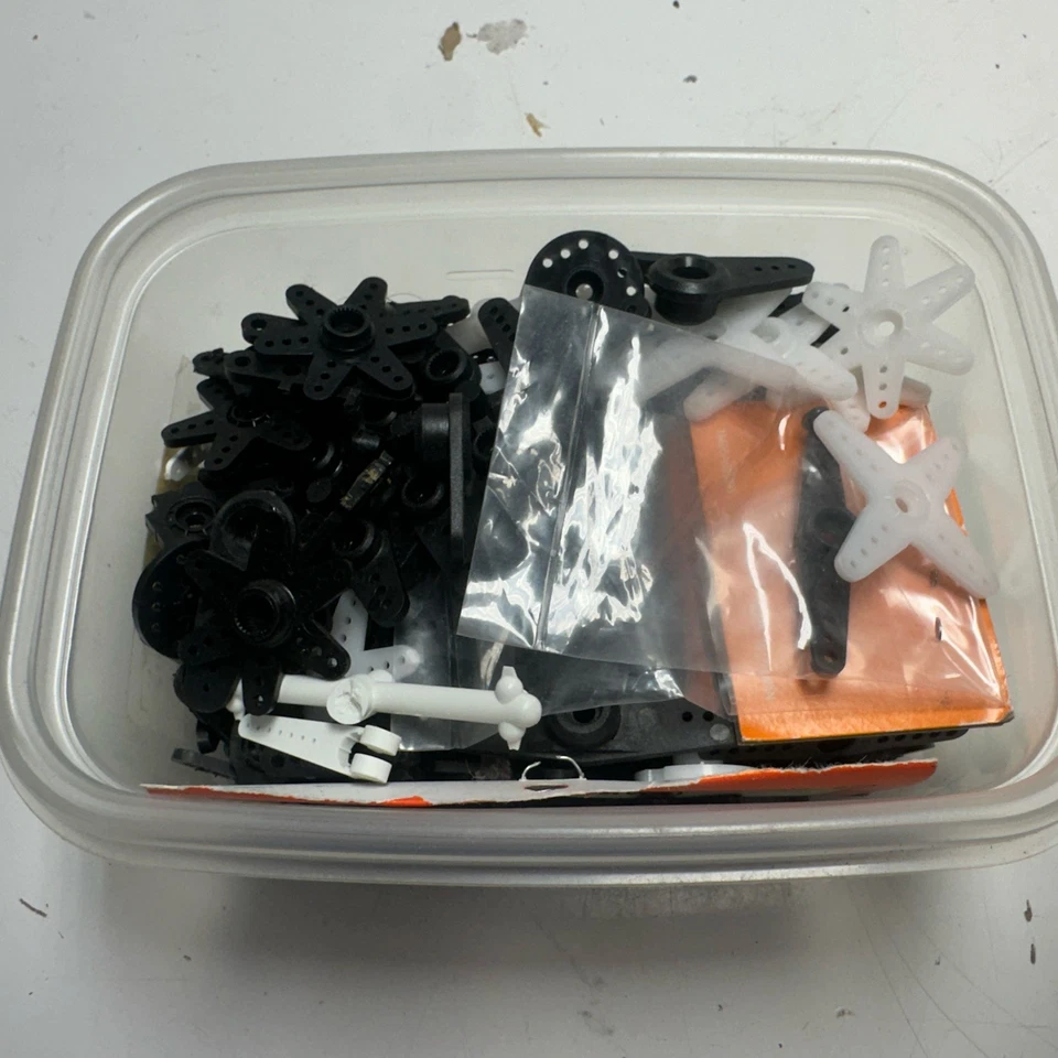 GRAN Lote de Servo Brazos de Plástico Surtidos para Avión RC ¡¡Leer!!! Foto 1 de 3