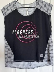Camisa Ladyboss SWAG “Progress Not Perfection” Negra/Gris Talla Pequeña - Imagen 1 de 5