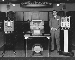 Wurlitzer Phonographen Jukebox Dealer Show Vintage 8x10 Reprint of Old Photo - Bild 1 von 1