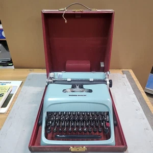 Vintage Olivetti Studio 44 Typewriter - Picture 1 of 7