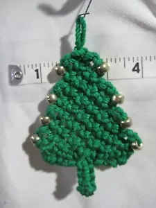 "Adorno de macramé vintage hecho a mano años 70 árbol verde con cuentas 5 1/4"" por 3 1/2""" - Imagen 1 de 2