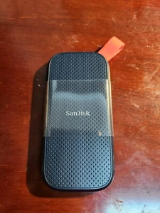 Disque SSD SanDisk 1 To, externe, USB 3.2 Gen 2 (SDSSDE30-1T00-G25) - Photo 1/3
