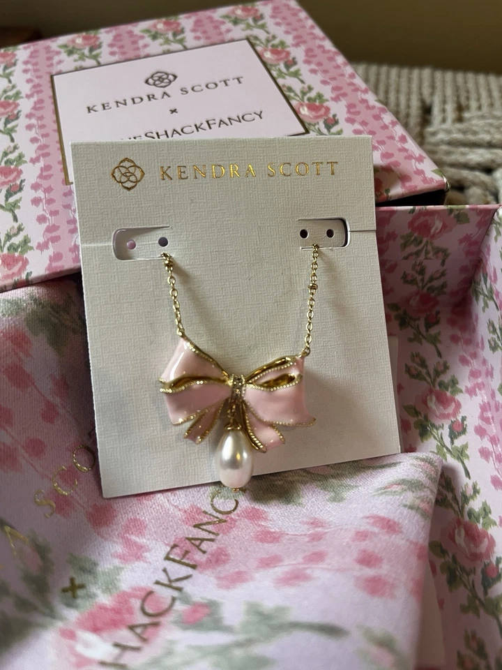 Collar Kendra Scott x LoveShackFancy Perla Gota Rosa Lazo Oro Dije Nuevo con Etiquetas Foto 1 de 2