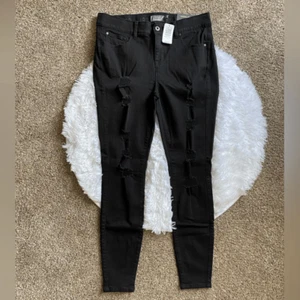 Torrid Bombshell Skinny Jeans New Distressed Premium Stretch High Rise Size 14T - Picture 1 of 11