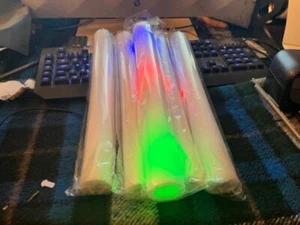 10 x LED Schaumstoff Leuchtstäbe für Party Hochzeiten Fayres - Bild 1 von 2