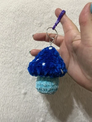 Llavero Mushroom Pop Azul y Aqua Amigurumi Peluche Ganchillo a Mano Foto 1 de 4