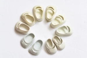 5 pares de zapatos vintage de vinilo moldeado blanco estilo Mary Jane para muñecas más pequeñas (R) - Imagen 1 de 3