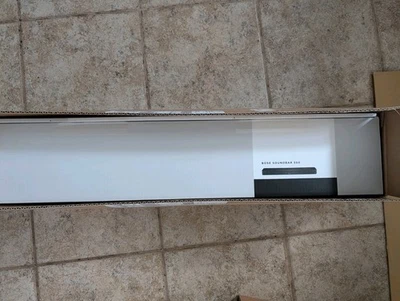 Barra de sonido inteligente Bose 550 con Dolby Atmos, Wi-Fi, Bluetooth, AirPlay 2, 873984-1100 Foto 1 de 2