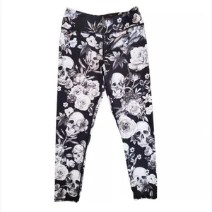 Evolution & Creation Black & White Skulls and Roses Capri Leggings, Size Large - Picture 1 of 6