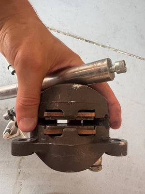 2008-09 BUELL 1125R 后制动钳加线条和制动垫见照片 — 第 1/3 张图片