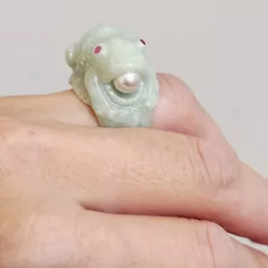 Geschnitzter hellgrüner Jade Rubinaugen Perlenring Gr. 7 NEU Viel Glück - Bild 1 von 18