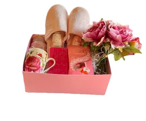 Gift Hamper Slipper& Hydrating Foot Set, Bouquet Melts, Mug Lindt &more - Picture 1 of 3