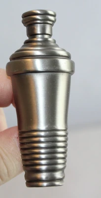 Atlas Homewares 6 Martini agitador en forma de perilla de gabinete de diseño color estaño Foto 1 de 4